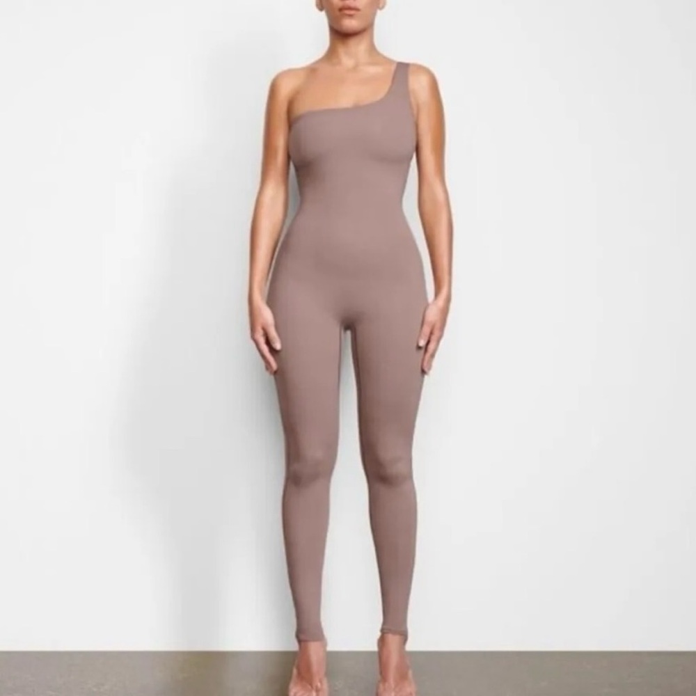 SKIMS NWT Umber All-In-One One
Shoulder jumpsuit